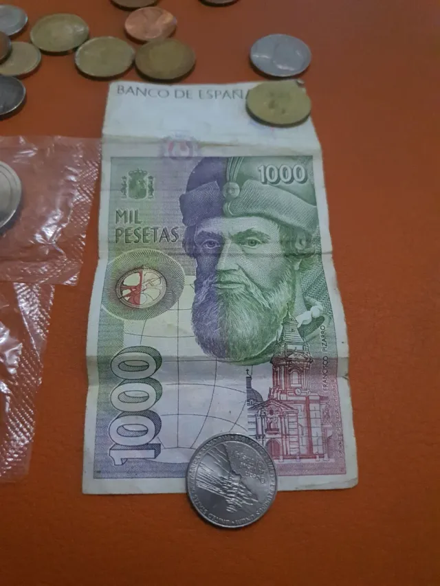 Nota de 1000 pesetas e lote de moedas