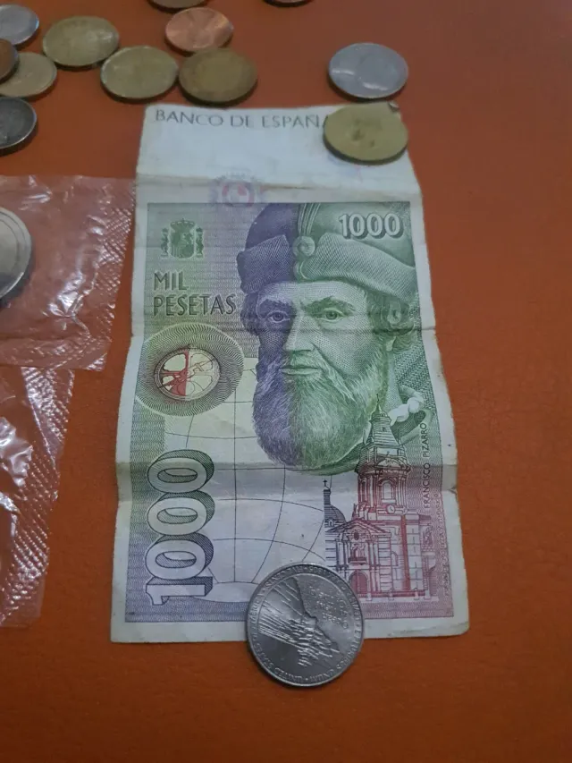 Nota de 1000 pesetas e lote de moedas