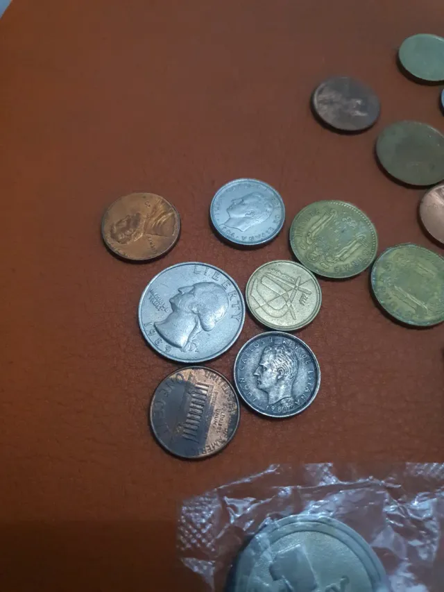 Nota de 1000 pesetas e lote de moedas