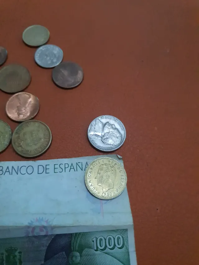 Nota de 1000 pesetas e lote de moedas