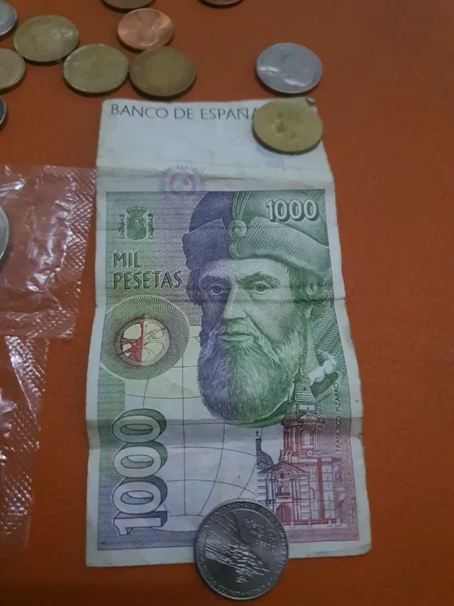 Nota de 1000 pesetas e lote de moedas