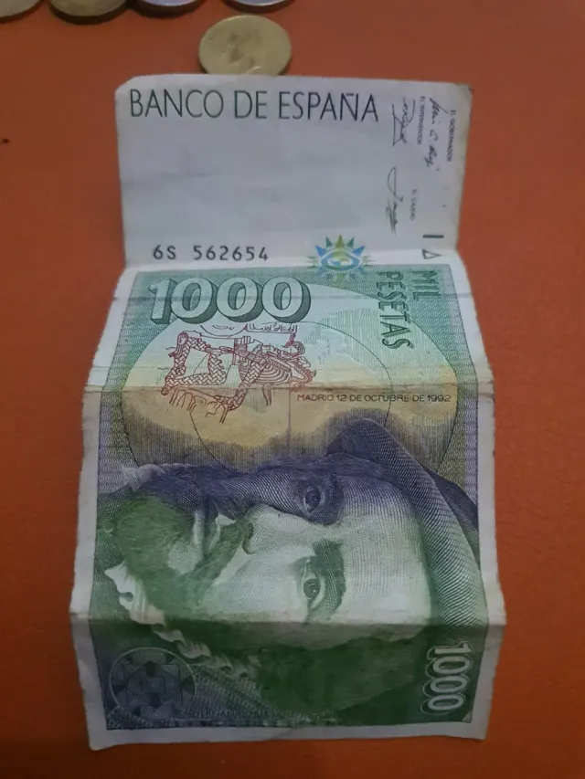 Nota de 1000 pesetas e lote de moedas