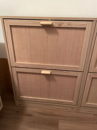 Zapatero y banco de madera y bambú