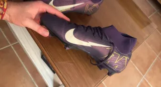 Botas de tacos Nike moradas y doradas