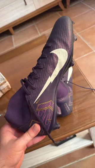 Botas de tacos Nike moradas y doradas