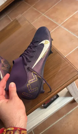 Botas de tacos Nike moradas y doradas