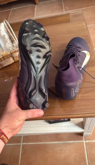 Botas de tacos Nike moradas y doradas