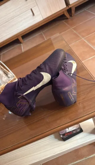 Botas de tacos Nike moradas y doradas