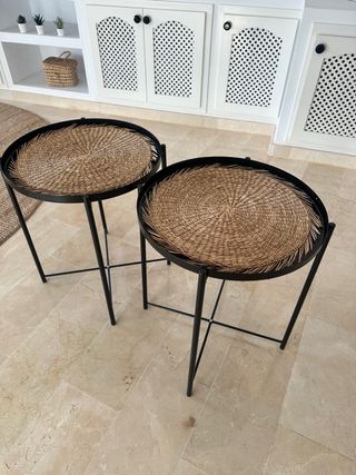 Coppia di tavolini ausiliari rotondi in nero e vimini