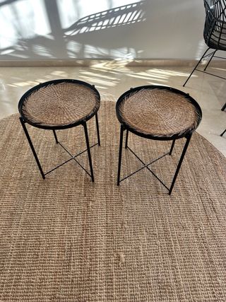 Coppia di tavolini ausiliari rotondi in nero e vimini