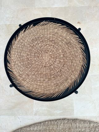 Coppia di tavolini ausiliari rotondi in nero e vimini