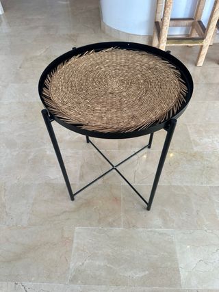 Coppia di tavolini ausiliari rotondi in nero e vimini