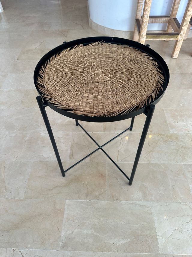 Coppia di tavolini ausiliari rotondi in nero e vimini