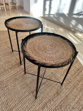 Coppia di tavolini ausiliari rotondi in nero e vimini