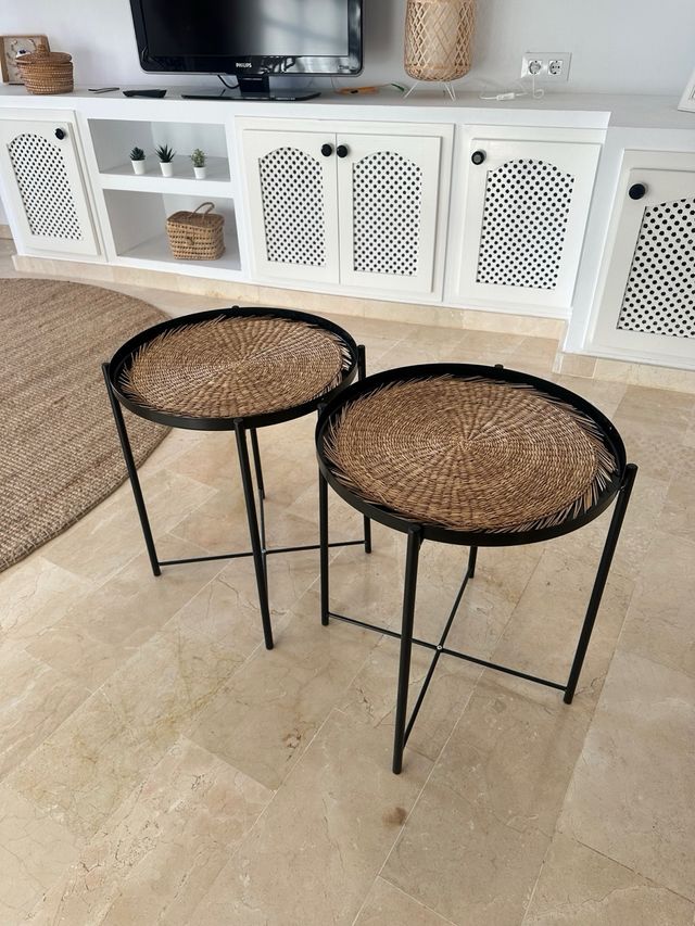 Coppia di tavolini ausiliari rotondi in nero e vimini