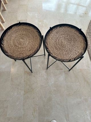 Coppia di tavolini ausiliari rotondi in nero e vimini
