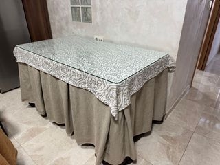 Mesa rectangular con cristal y faldas de mesa
