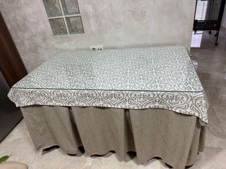 Mesa rectangular con cristal y faldas de mesa