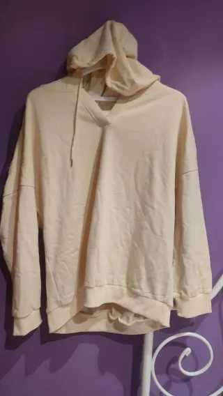 Sudadera amarilla con capucha