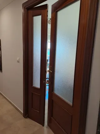 Puerta de madera con cristal