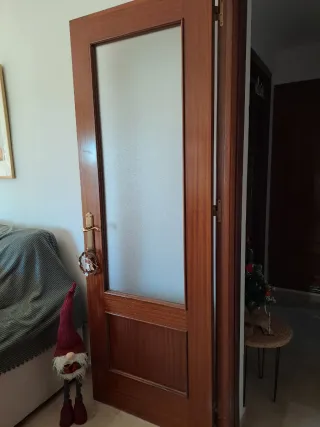 Puerta de madera con cristal