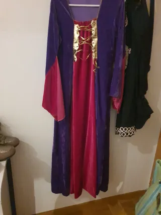 Disfraz medieval morado y rosa