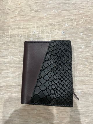 Cartera artesanal de cuero marrón