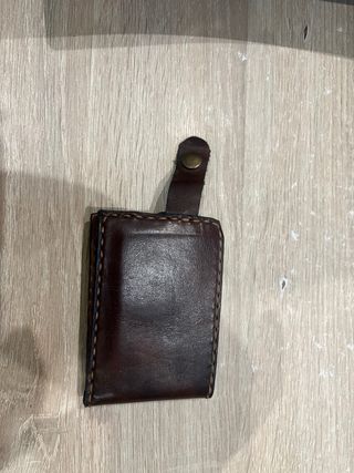 Cartera de cuero hecha a mano con galgo
