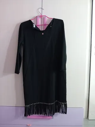 Vestito nero con frange e strass