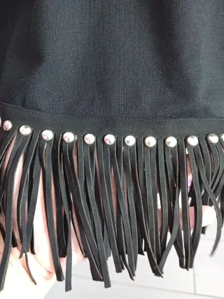 Vestito nero con frange e strass