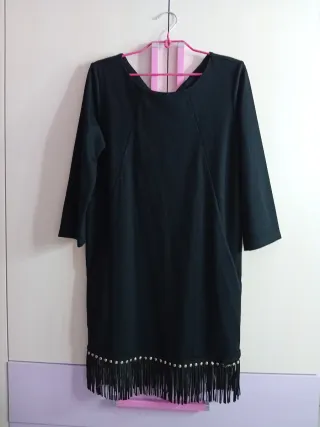 Vestito nero con frange e strass