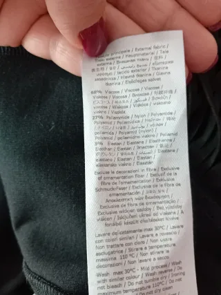 Vestito nero con frange e strass