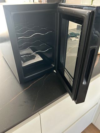 Nevera para vinos pequeña marca Savoid