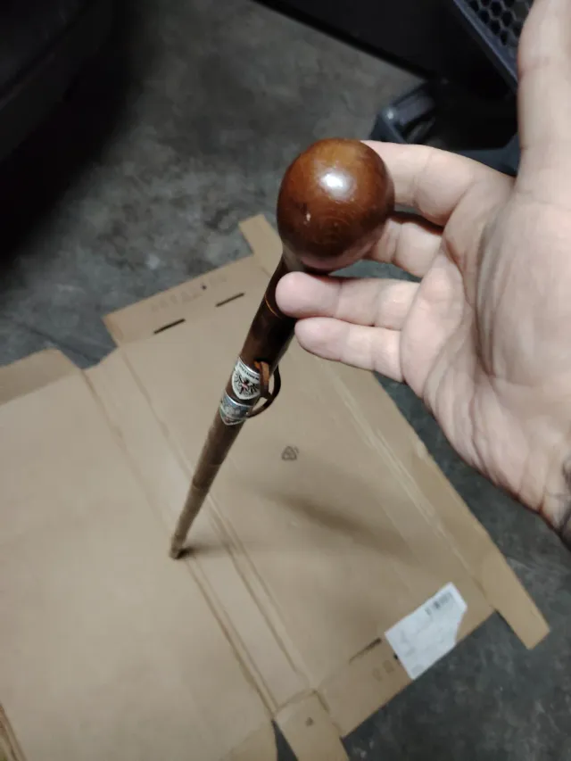 Bastone da passeggio con pomello in legno