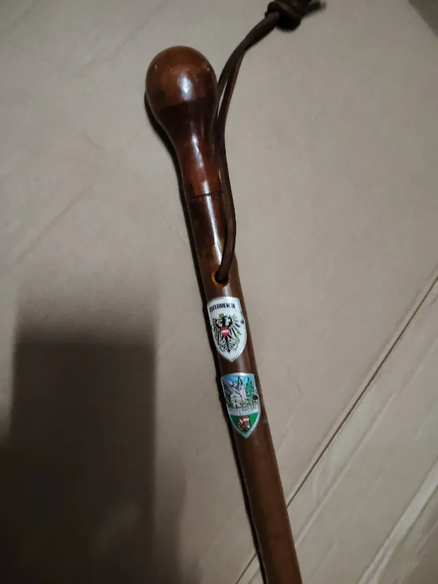 Bastone da passeggio con pomello in legno