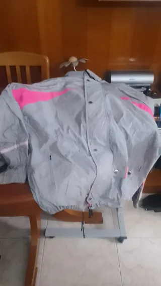 Chubasquero gris y rosa