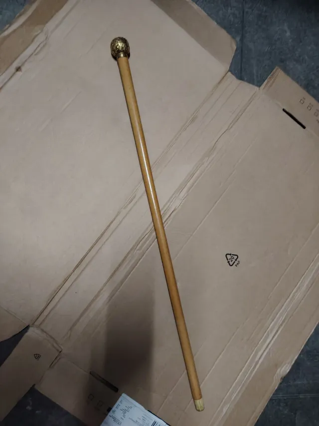 Bastone da passeggio con pomolo dorato