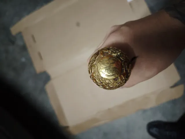 Bastone da passeggio con pomolo dorato