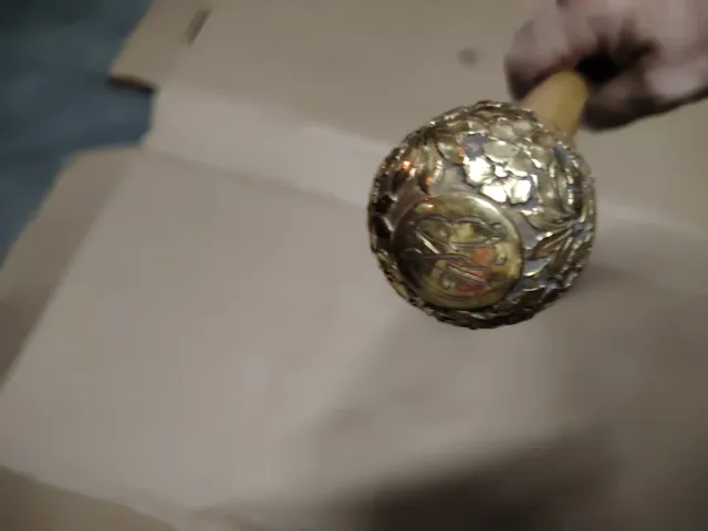 Bastone da passeggio con pomolo dorato