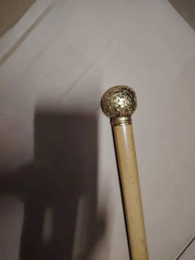 Bastone da passeggio con pomolo dorato