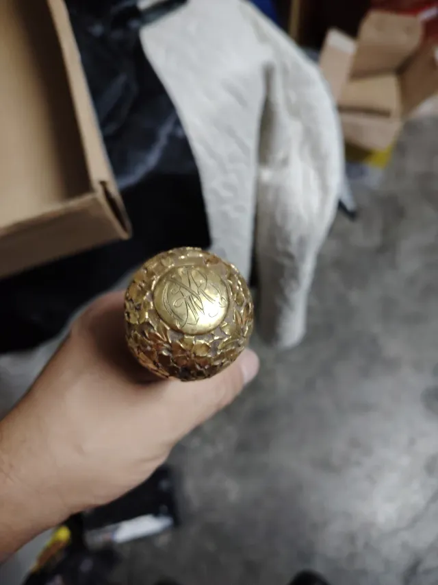 Bastone da passeggio con pomolo dorato