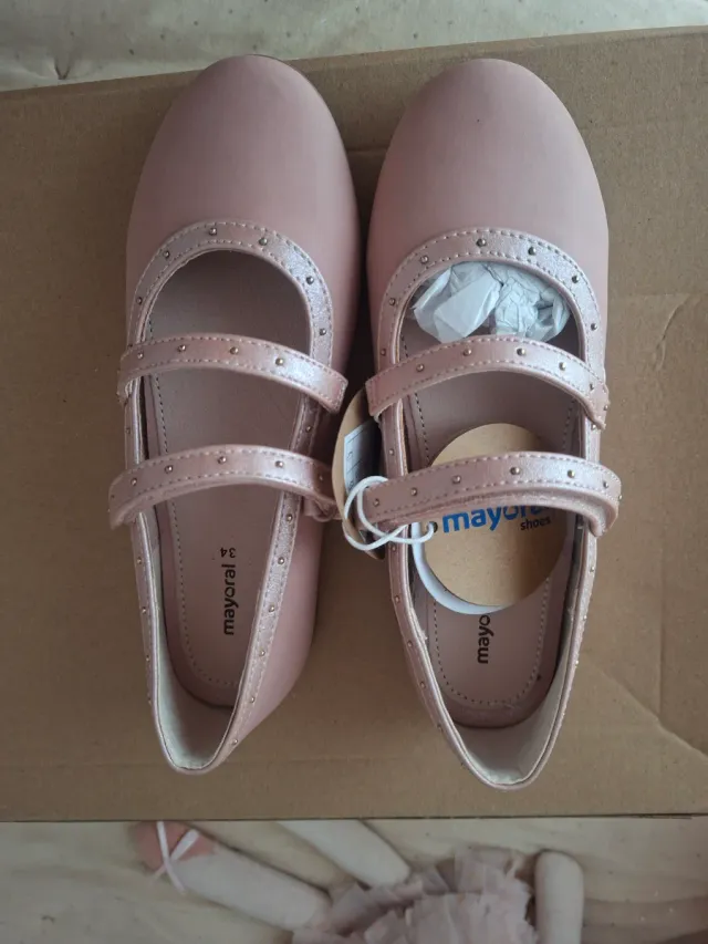 Merceditas Mayoral rosas con tachuelas