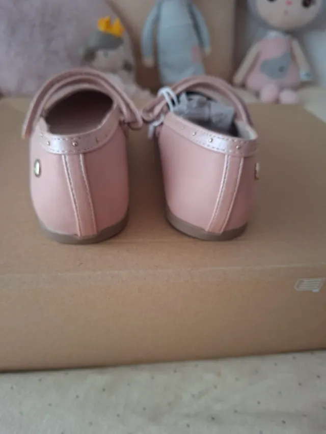 Merceditas Mayoral rosas con tachuelas