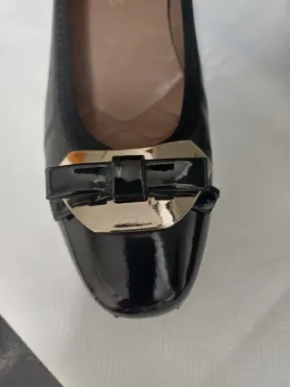 Zapatos charol y piel negros con detalle plateado