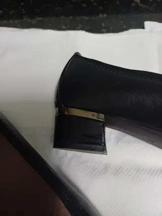 Zapatos charol y piel negros con detalle plateado