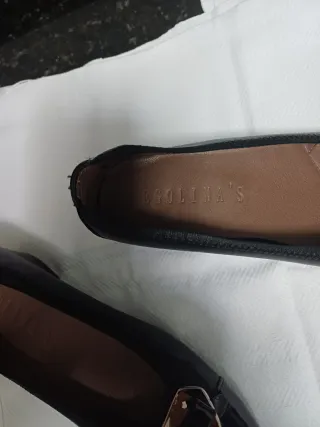 Zapatos charol y piel negros con detalle plateado