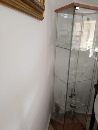 Muebles, estantería, vitrina.