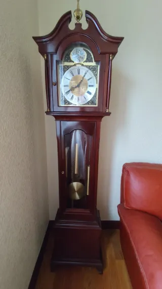 Reloj de pie antiguo de madera