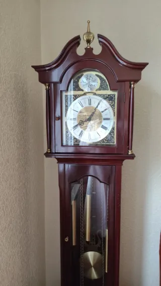 Reloj de pie antiguo de madera