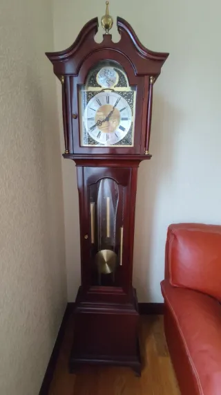 Reloj de pie antiguo de madera